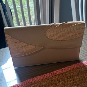 Vintage Manelli Chic Beige Leaf-Patterned Clutch